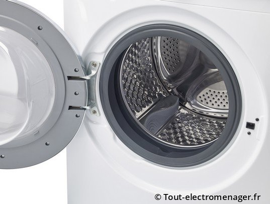Hublot ouvert sur lave-linge Hublot ouvert sur lave-linge