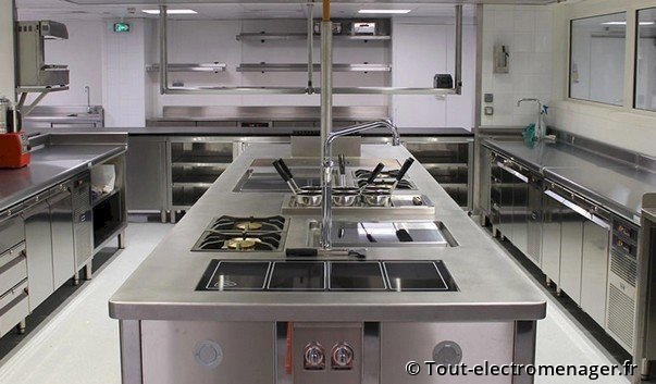 Cuisine de réstaurant: mobilier et appareils en acier inoxydable Cuisine de réstaurant: mobilier et appareils en acier inoxydable