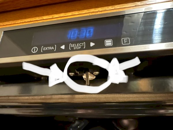 Les 2 contacteurs de porte à maintenir poussé pour atteindre le réglage de l'horloge. Les 2 contacteurs de porte à maintenir poussé pour atteindre le réglage de l'horloge.