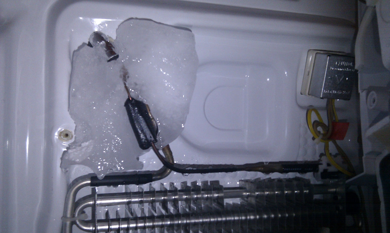 Вода на задней стенке холодильника. Холодильник самсунг задняя стенка. Холодильник Электролюкс задняя стенка. Холодильник Индезит ноу Фрост намерзает лед.